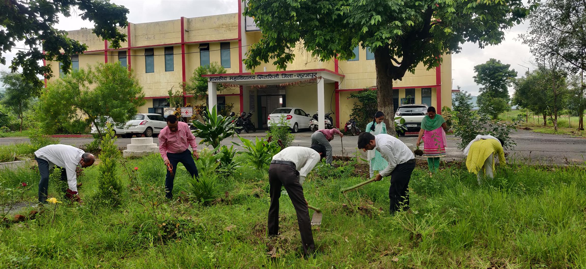 महाविद्यालय उद्यान की साफ-सफाई "Respect for Manual Labour" One of the best practices of the college.