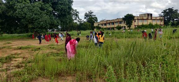 महाविद्यालय परिसर की साफ-सफाई "Respect for Manual Labour" One of the best practices of the college.